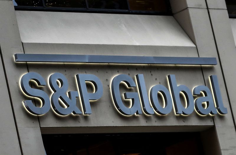 S&P downgrades several US banks due to "difficult" operating conditions